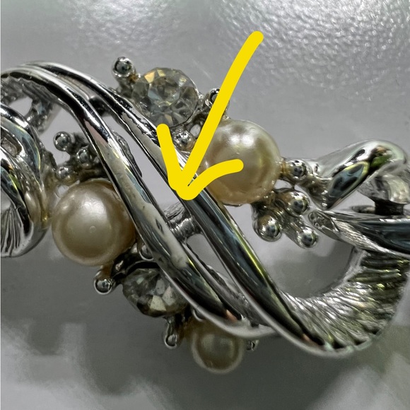 Vintage Star Silvertone Faux Pearl & Clear Rhinestone’s Bracelet & Earrings Set - Picture 6 of 7